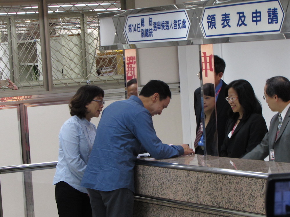 國民黨主席朱立倫25日向中選會登記參選總統，同時申報個人財產，共計有14筆土地、3筆建物、存款6910萬、有價證券7385萬以及2888萬的公益基金。圖：邱珮文/攝