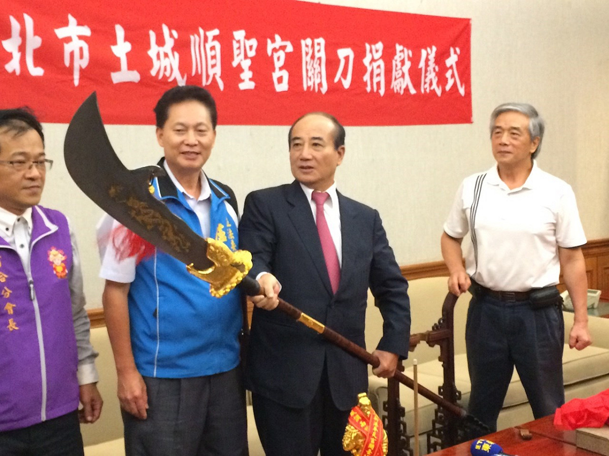 立法院長王金平24日舉起關刀，大喊「邪魔盡除」。圖：符芳碩/攝