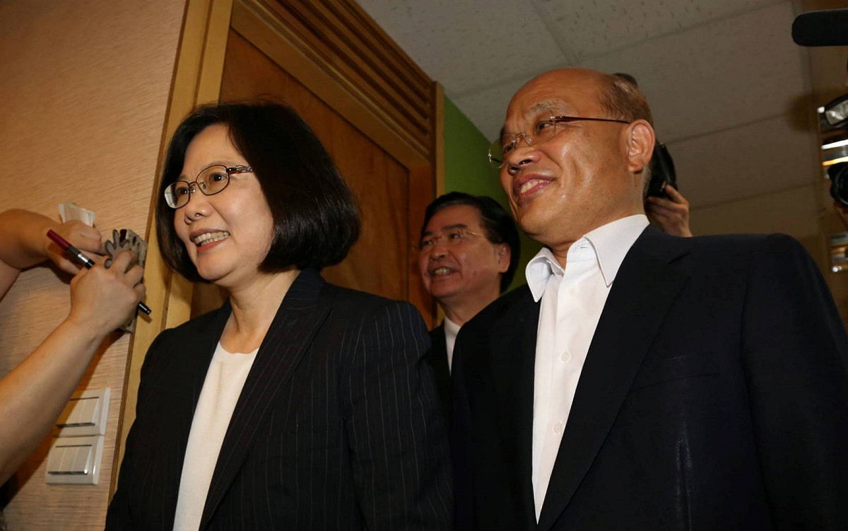 民進黨主席蔡英文23日拜會蘇貞昌前，接受媒體訪問。圖：林雨佑/攝