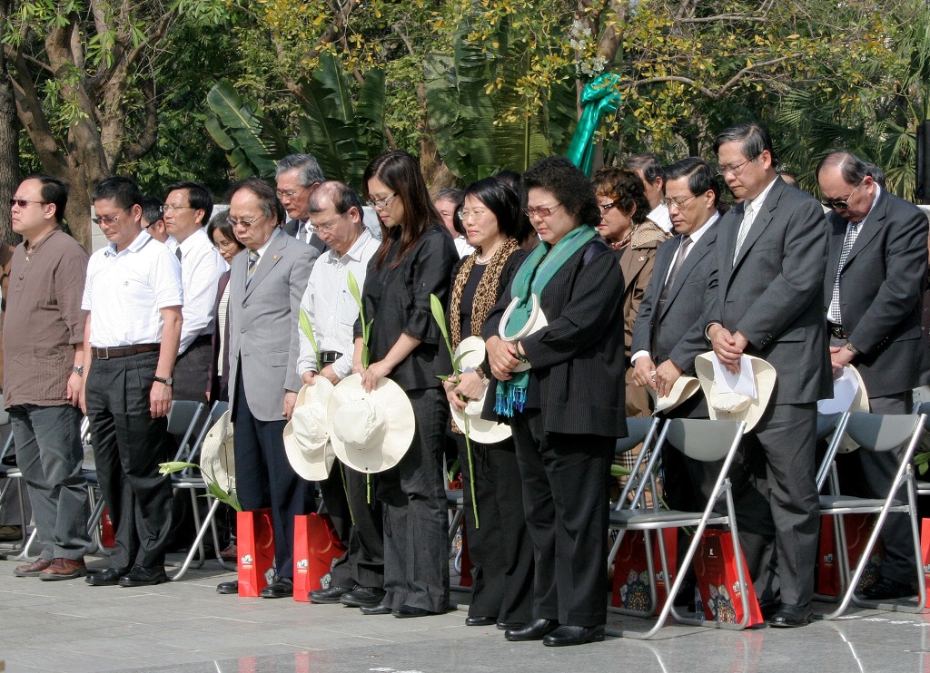 高雄市長陳菊、副市長劉世芳、李永得、文化局長史哲及受難者家屬約2百多人28日在228追思儀式中，全場默哀1分鐘。圖片來源：高雄市政府
