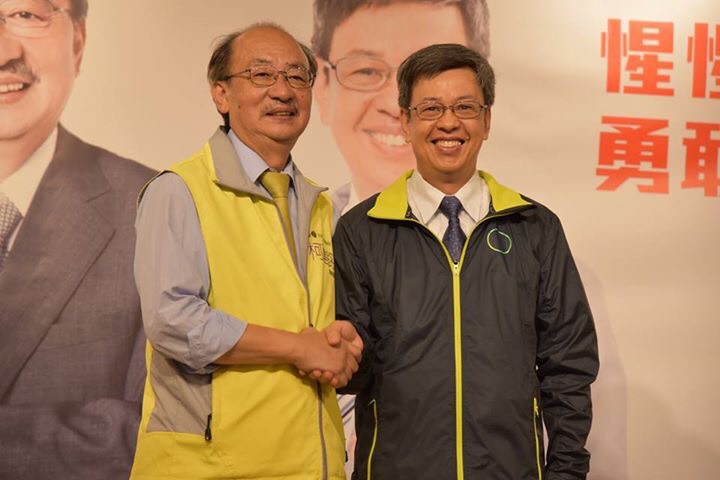 民進黨立委柯建銘23日下午在副總統參選人陳建仁、新竹市長林智堅、新竹市議會議長謝文進等人的陪同下，赴新竹市選委會登記參選新竹市立委。圖：柯建銘辦公室提供