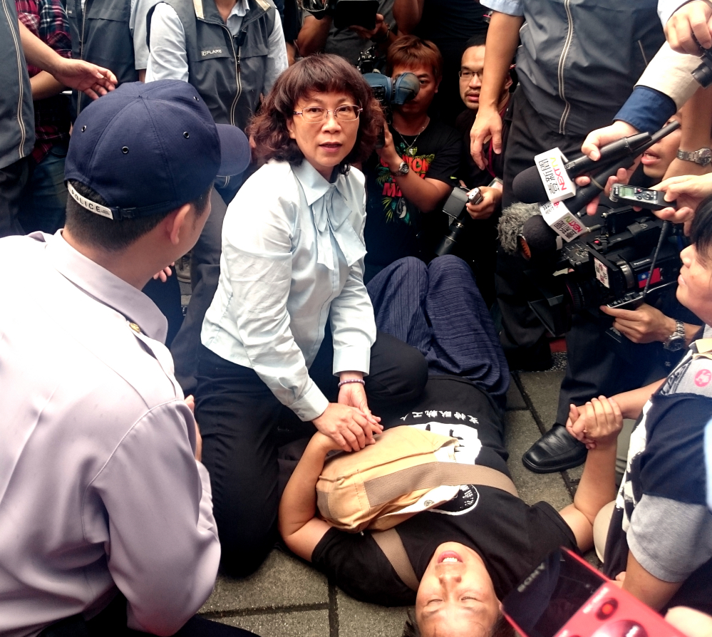 國民黨副總統參選人王如玄23日對關廠工人表示，「我沒有往上爬，我是出來承擔」。圖：翁嫆琄/攝