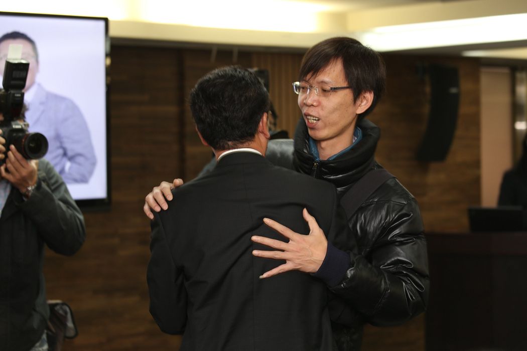 蘇建和16日給義務辯護律師顧立雄一個大擁抱，表達對他參選台北市長的支持。圖3-2：林雨佑/攝