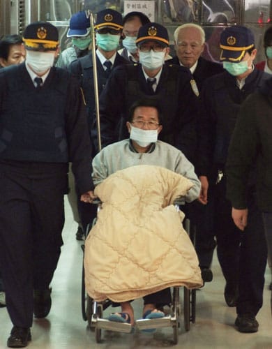 被關入獄的陳前總統，因冠心症及其他疾病，不久前戒護就醫。是否應該特赦陳前總統的問題，又引起討論。圖片來源：中央社資料照片。