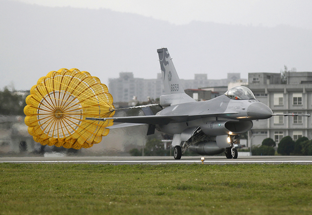 空軍一架F-16戰鬥機今（15）日傳出在澎湖外海失事墜毀，這架F-16由空軍455聯隊一名中尉吳彥霆所駕駛，下午自嘉義空軍基地起飛進行任務，疑似機械故障導致墜毀，吳彥霆成功彈射逃生。圖片來源：達志影像/路透社資料照片。