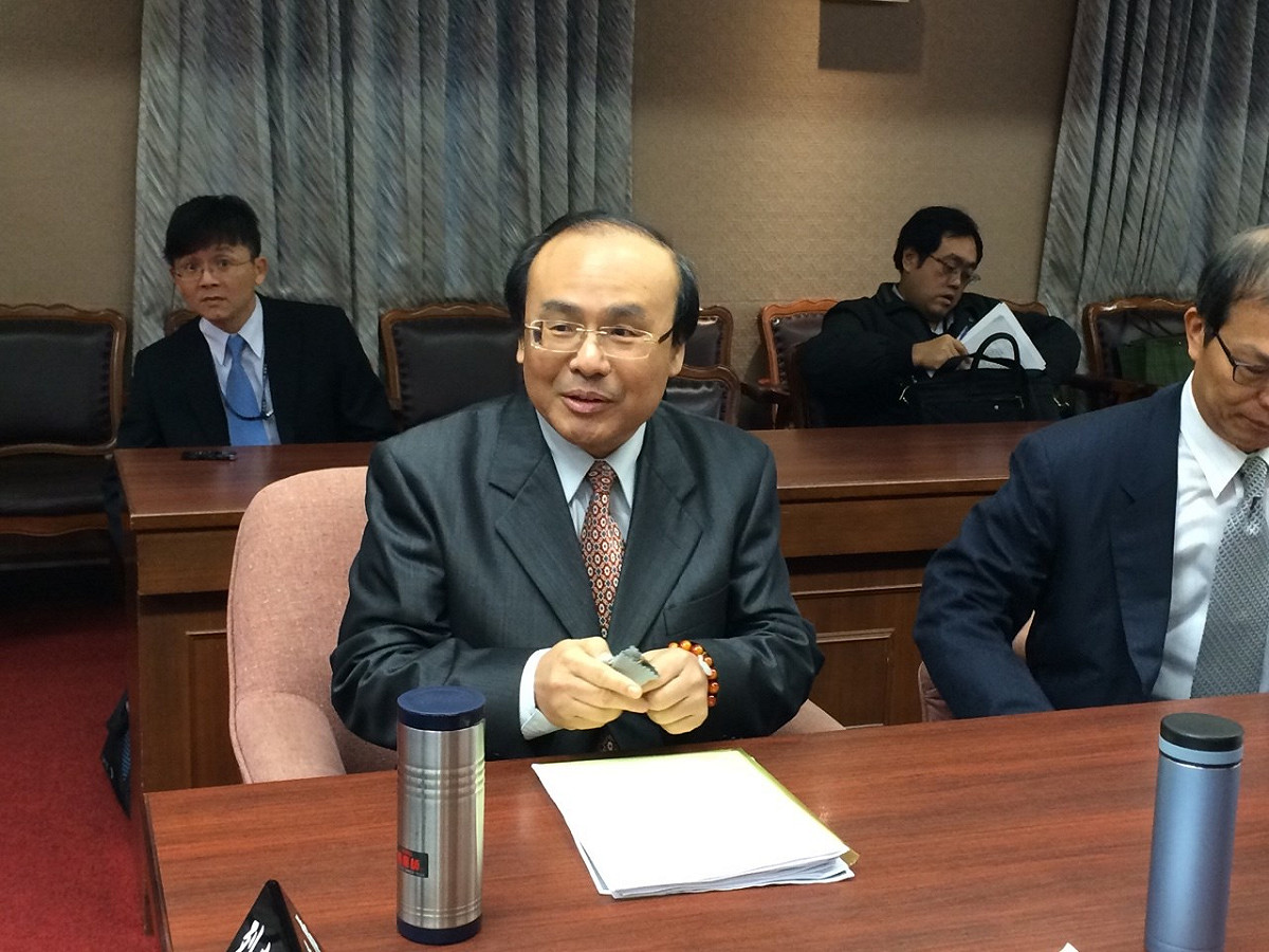 交通部長陳建宇今(15)天在立法院交通委員會面對立委連番要求桃園航空城「蛋黃區」應辦理全區聽證，但他堅持土徵條例中只需對特定農業區辦理聽證，其他地區只要用公聽會聽取民意即可。圖：符芳碩/攝