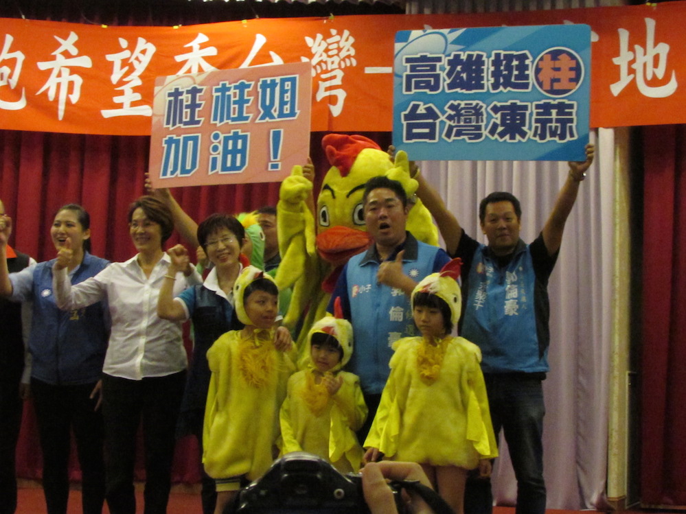宣布退選高雄第3選區立委選舉的國民黨副秘書長黃昭順與洪秀柱是立法院的老同事，洪秀柱23日表示，黃屬於「拼命三郎」型，自己對她很佩服。圖：新頭殼資料照片