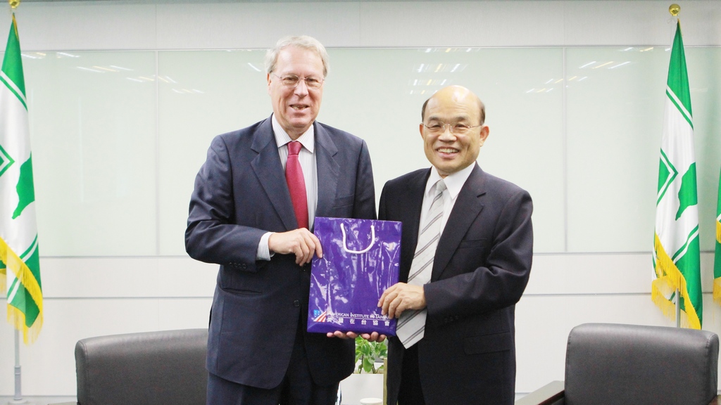 民進黨主席蘇貞昌今(9)日接見美國在台協會(American  Institute  in  Taiwan)理事主席薄瑞光(Raymond  Burghardt)。圖：民進黨提供