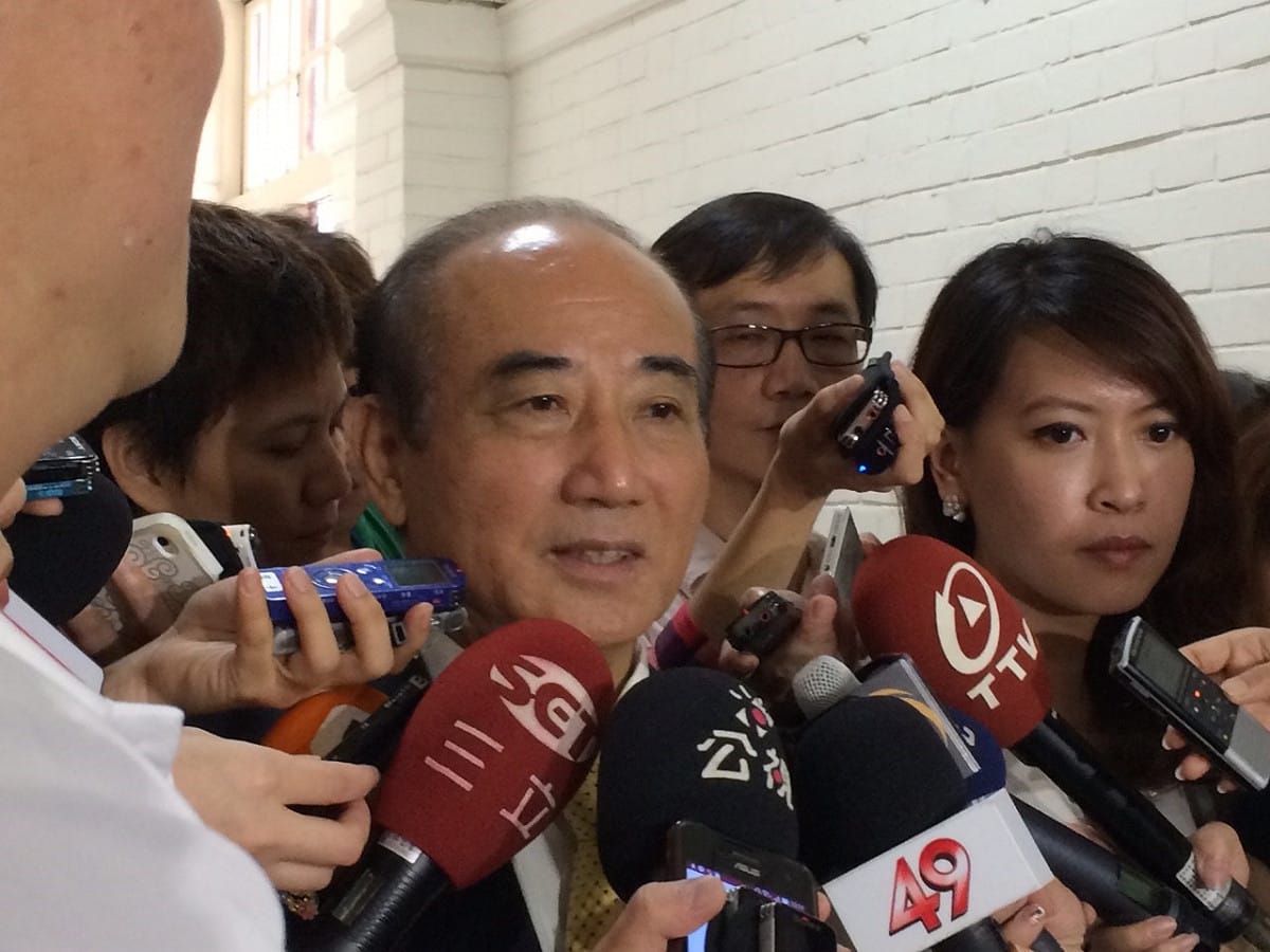國民黨立委張嘉郡日前宣佈退選，引發外界質疑是否為「王宋結盟」揭開序幕，王金平11日上午受訪時表示，這些都是臆測之詞。圖：符芳碩/攝