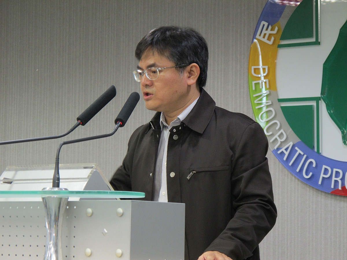 針對7日即將上場的馬英九、習近平會晤，民進黨民調中心主任鄭俊昇6日公布民進黨最新民調。圖：林朝億/攝