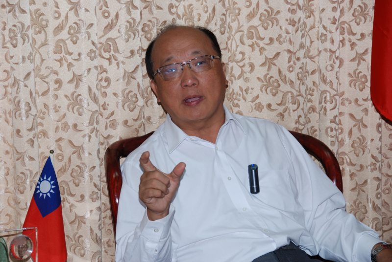 台中直轄市長當選人胡志強8日才剛拿到中選會的當選證書，第1張中橫全面通車的競選支票就已經跳票了。圖片來源：newtalk資料照片。
