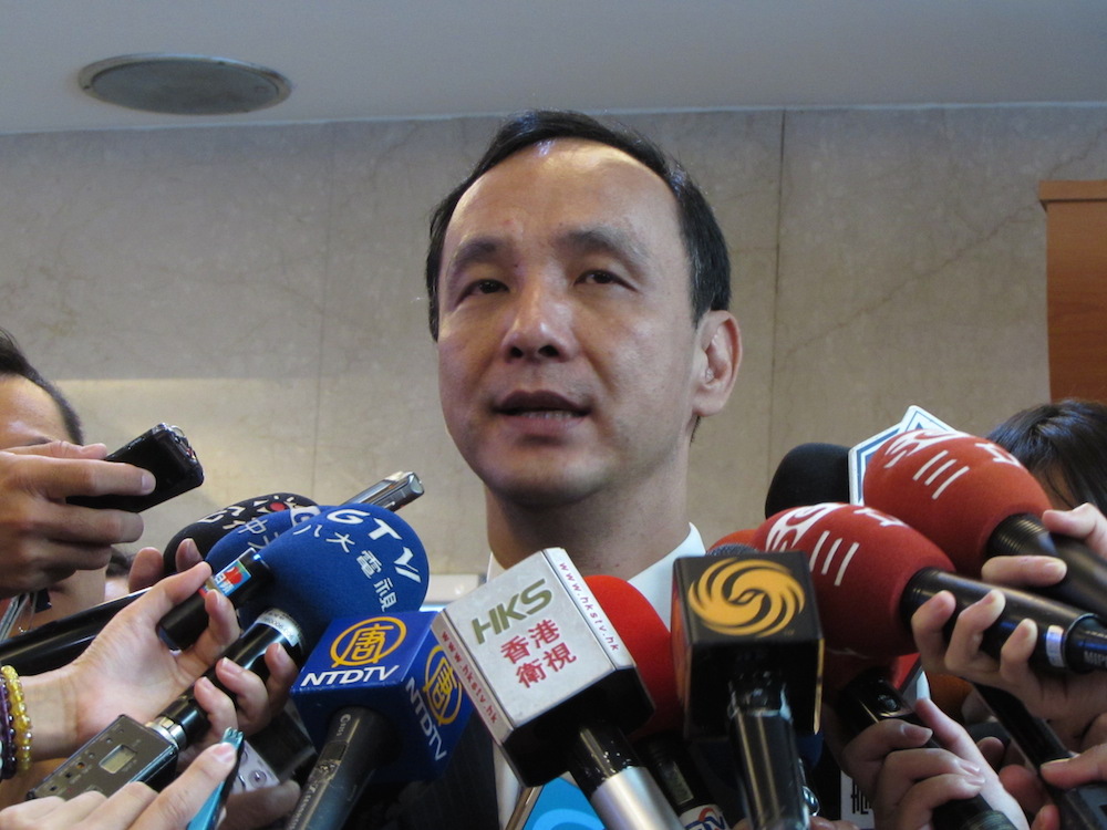 針對日本眾議員岸信夫評論民進黨主席蔡英文執政後，台灣不會「天搖地動」，國民黨總統參選人朱立倫20日受訪時回應，兩岸關係「不是哪一個國家說了算。」圖：邱珮文/攝