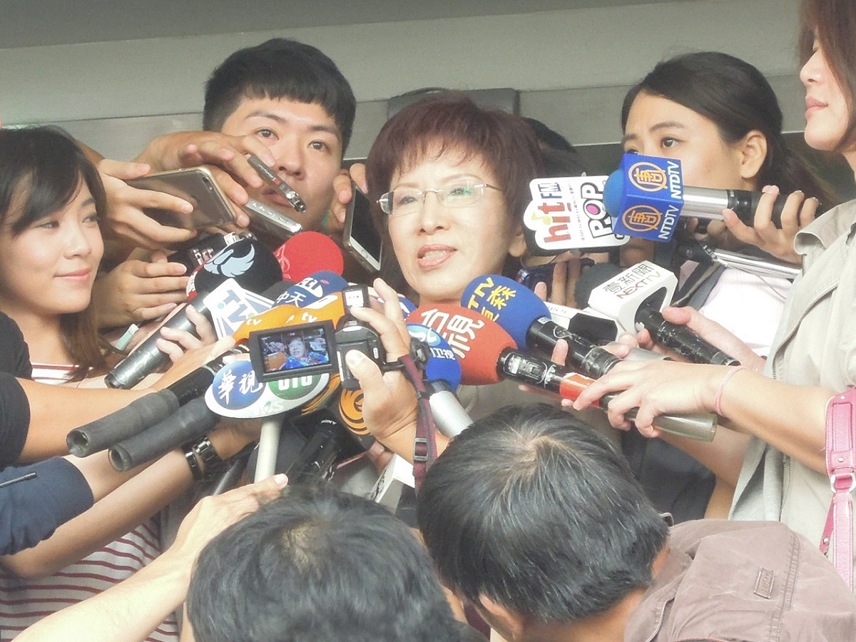 國民黨總統參選人洪秀柱14日出席立法行政研討會時受訪表示，台北市長柯文哲說話向來「愛怎麼講，就怎麼講」，自己隨便聽聽就好。圖：邱珮文/攝