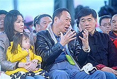 鴻海董事長郭台銘(圖中)今天在台北市立動物園舉行「2012快樂天堂慈善嘉年華」活動，和媒體聊天時表示，馬應學小鄧「摸石頭過河」，先做了再說。圖片來源:中央社