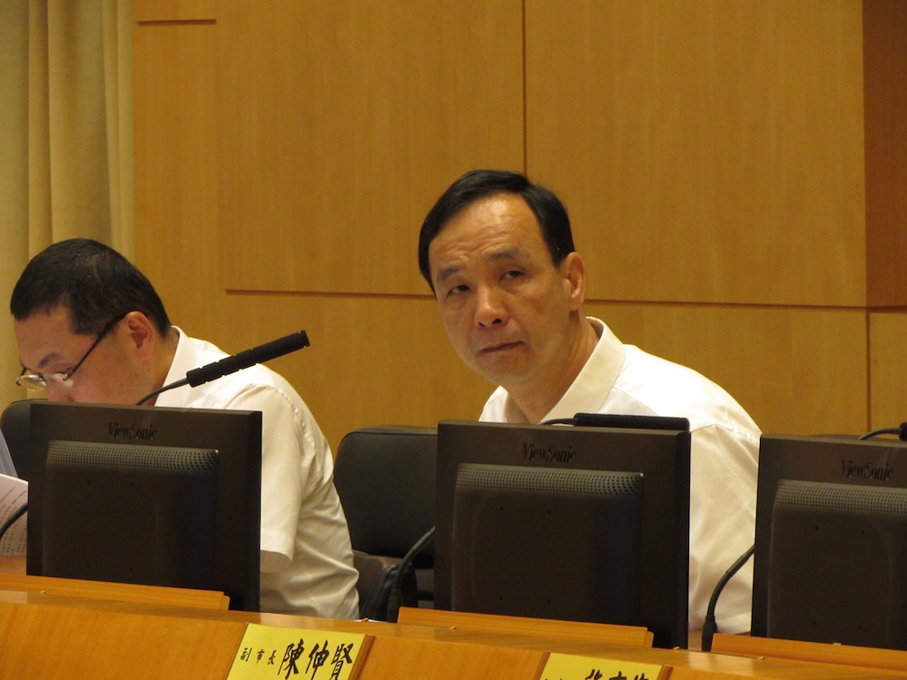 新北市長朱立倫3日表示，八仙塵爆事件的責任歸屬很清楚，市府已接受病患及家屬的委託提出集體訴訟。政治人物若是為了政治目的而模糊責任、轉移焦點，這種消費八仙氣爆事件的用心，缺乏人性。圖：新頭殼資料照片