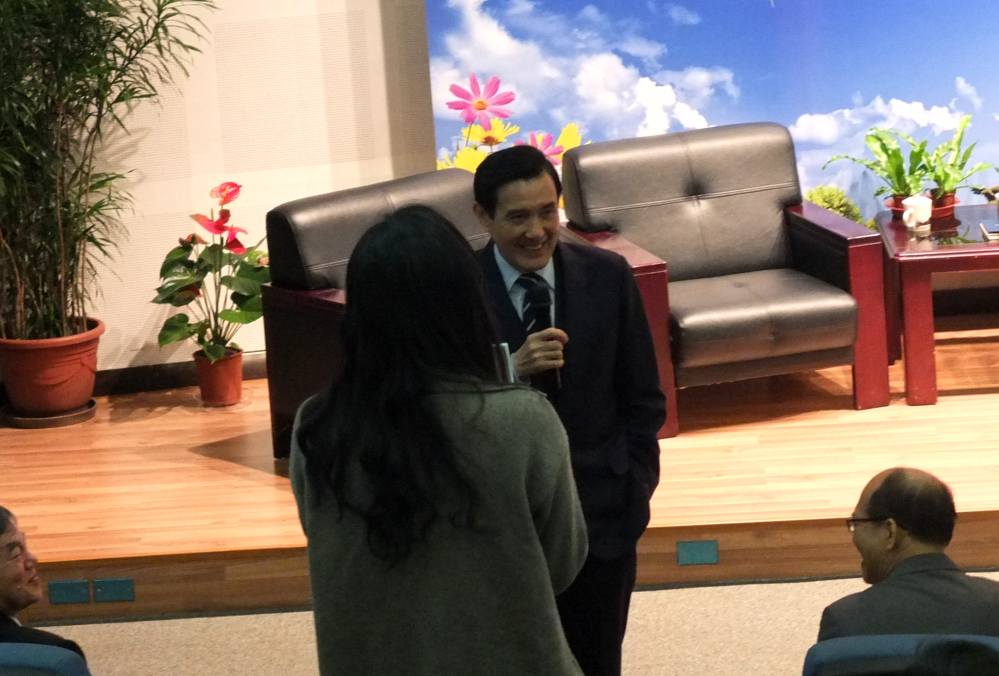總統馬英九18日出席青年座談時，有學生當場表明支持馬英九，讓他笑得十分開心。圖：翁嫆琄/攝