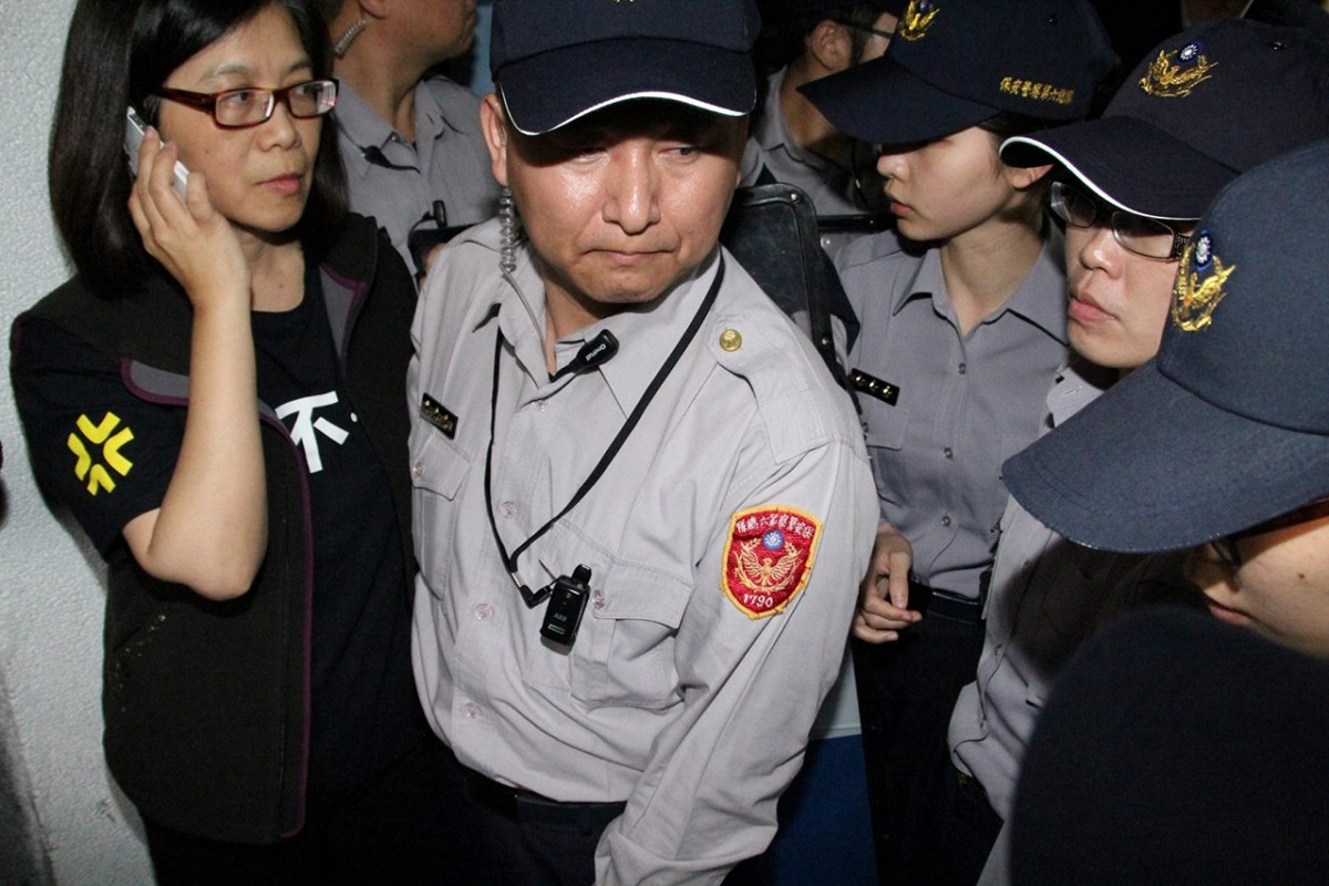 民進黨立委管碧玲10日晚間要再返回議場時，被警方阻擋不能進入。圖：獨立媒體提供
