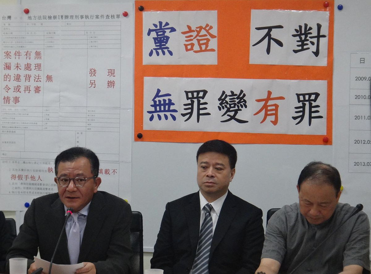 針對賄選案，親民黨立委林正二（右）今（19）日在親民黨副秘書長劉文雄（中）等人的陪同下，首次針對該案公開說明。民進黨立院黨團幹事長高志鵬（左）也現身聲援。圖：沈妤宣/攝
