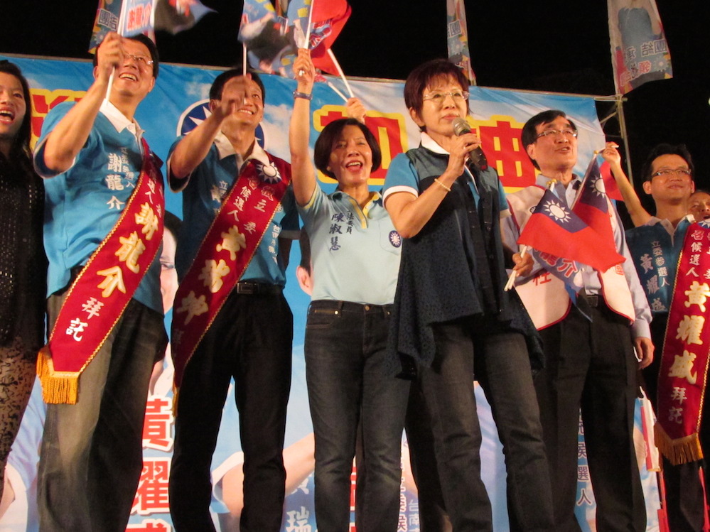 國民黨總統參選人洪秀柱11日晚間參與台南造勢晚會，國民黨秘書長、競選總幹事李四川也特地南下同台，力求破除傳言。圖：邱珮文/攝