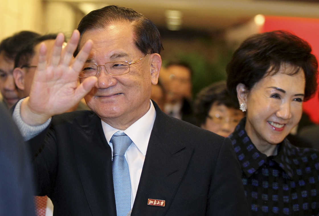 國民黨前主席連戰前往中國參加93閱兵引發不少批評。圖為連戰與連方瑀。圖片來源：達志影像/路透社資料照片
