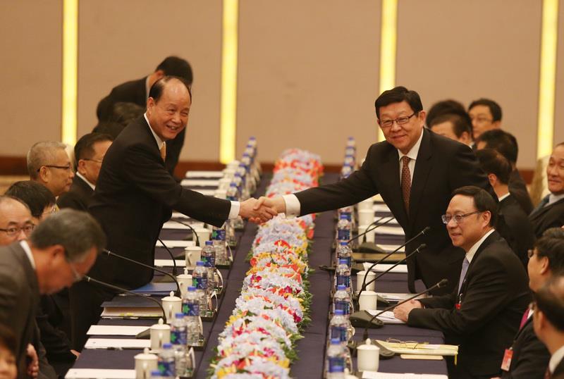 海基會董事長林中森與中國海協會會長陳德銘在25日下午簽署「海峽兩岸避免雙重課稅及加強稅務合作協議」及「海峽兩岸民航飛航安全與適航合作協議」。圖：中央社資料照片