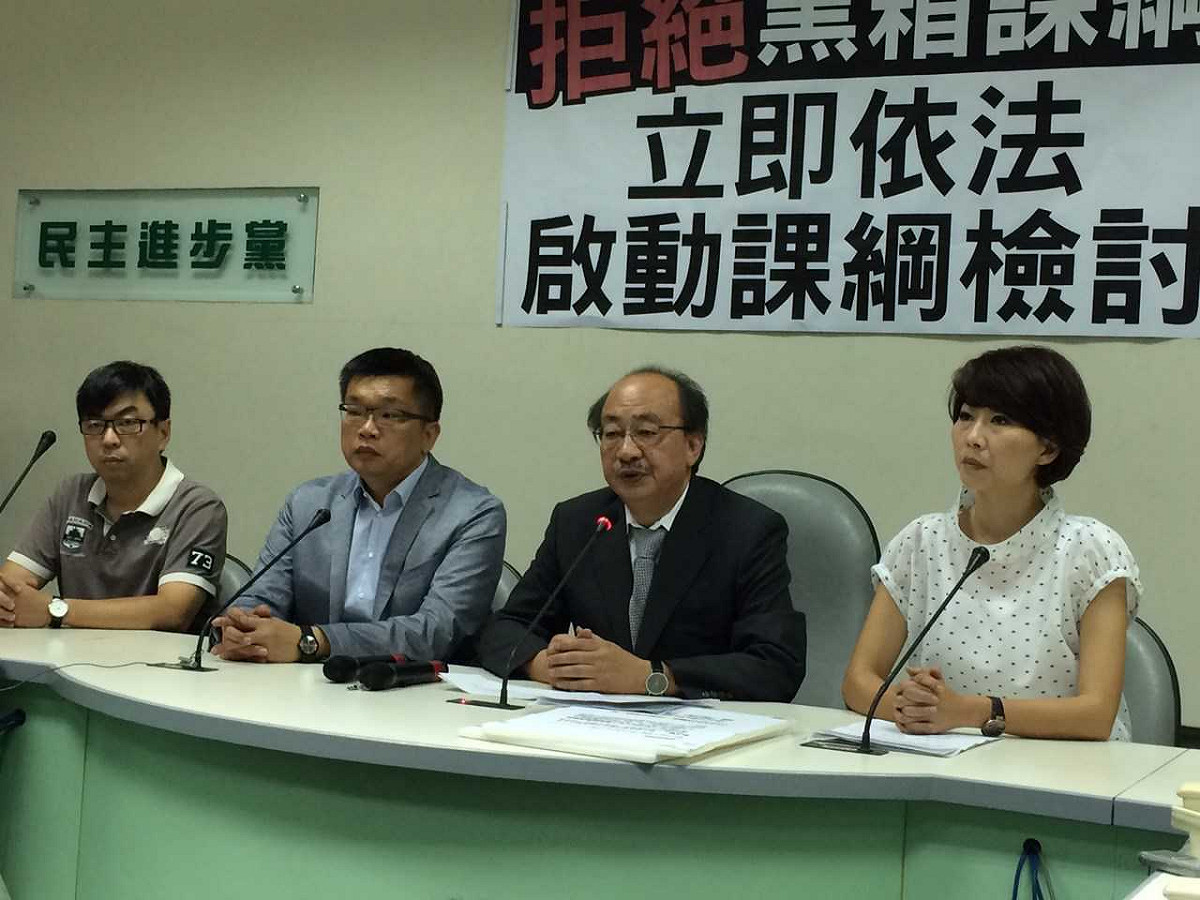 民進黨立院黨團總召柯建銘4日下午指出，教育部長吳思華在上午朝野協商時，曾說自己願意辭職，但他認為這樣不能解決問題。圖：符芳碩/攝