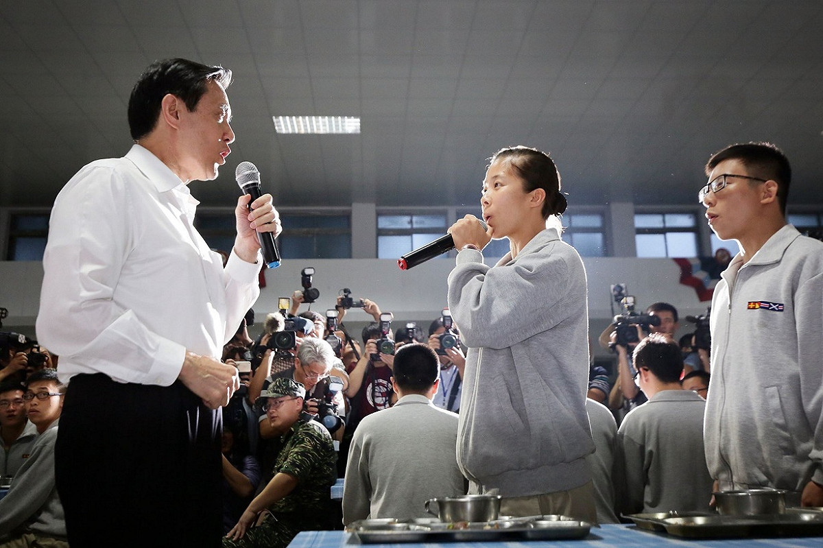 總統馬英九5月26日晚間前往海軍陸戰隊66旅，與士兵們一同高歌海軍陸戰隊隊歌。圖：翻攝自馬英九臉書