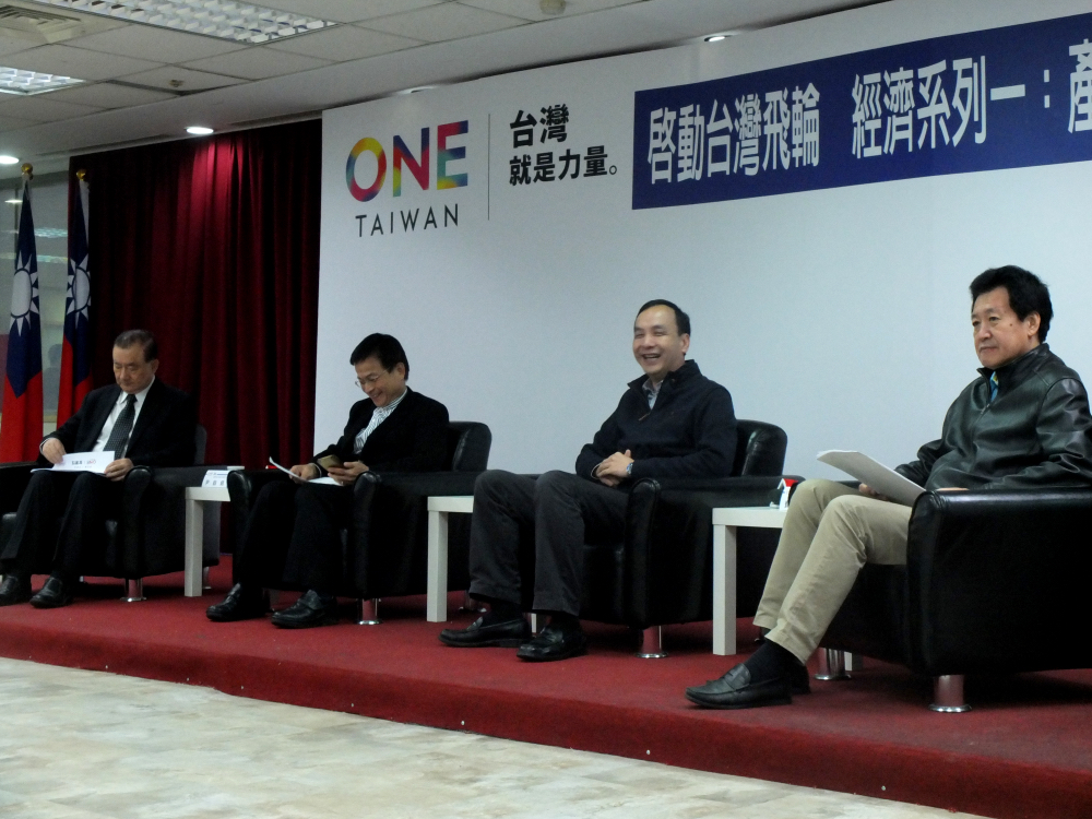 國民黨總統候選人朱立倫7日提出「三弓四箭」的經濟政策，強調一定可讓台灣產業有另一波起飛。圖：翁嫆琄/攝