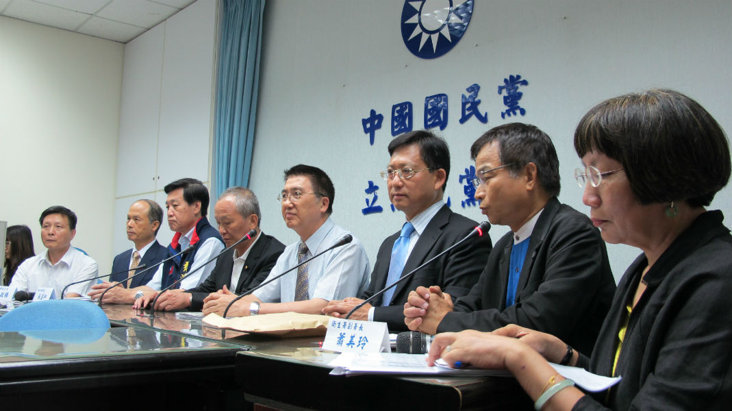國民黨25日在立法院獲得大勝，三讀通過美牛案及證所稅案。國民黨團召開記者會表示，證所稅是很大的進步，美牛案則能增進台美關係。圖：武陵/攝。
