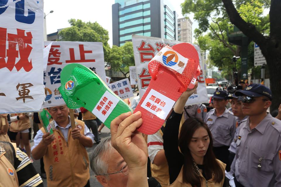 台聯青年軍主任張兆林被警方逮捕上車。圖：林雨佑/攝