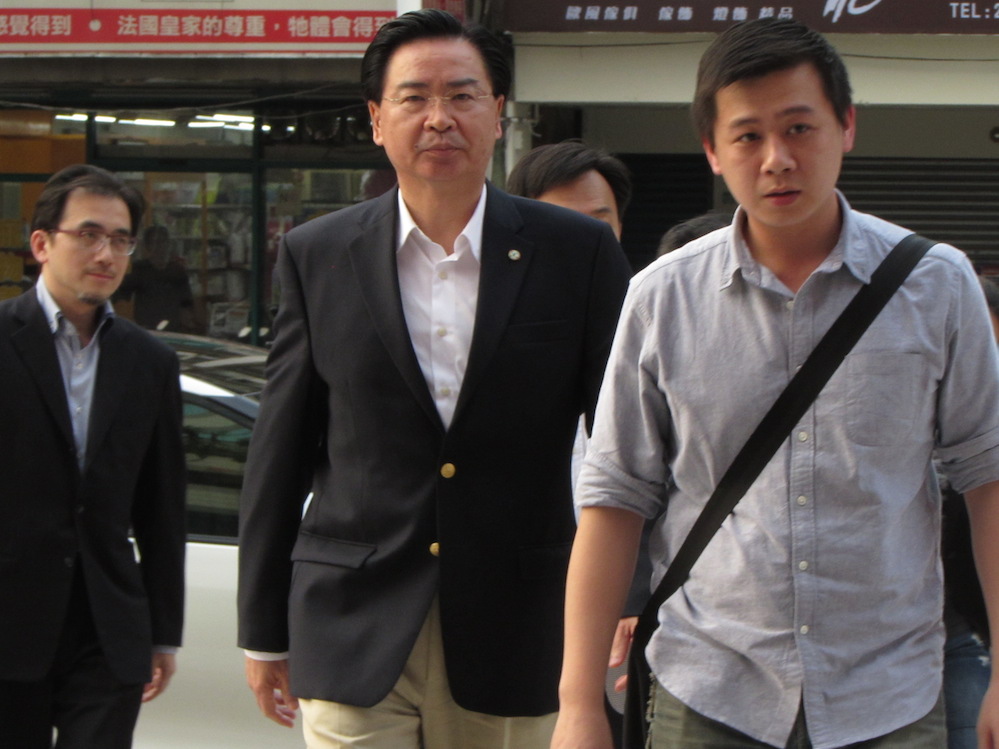為討論修憲，民進黨秘書長吳釗燮等一行人今(19)天下午近5點抵達國民黨中央黨部。圖：邱珮文/攝