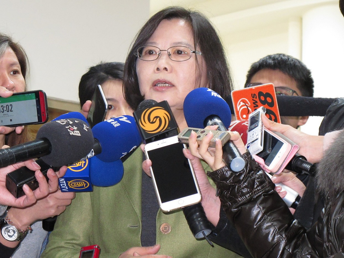 民進黨主席蔡英文6日呼籲國民黨放下藍綠界線，坐下來一起談修憲。圖：林朝億/攝