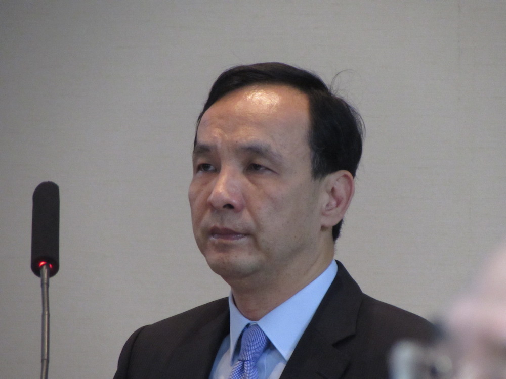 針對國民黨近來爆發跳船潮，黨主席朱立倫8日在中常會上喊話，「你可以換船，你可以追求個人政治上利益，你可以罵朱立倫，但是，請不要詆毀國民黨。」圖：邱珮文/攝