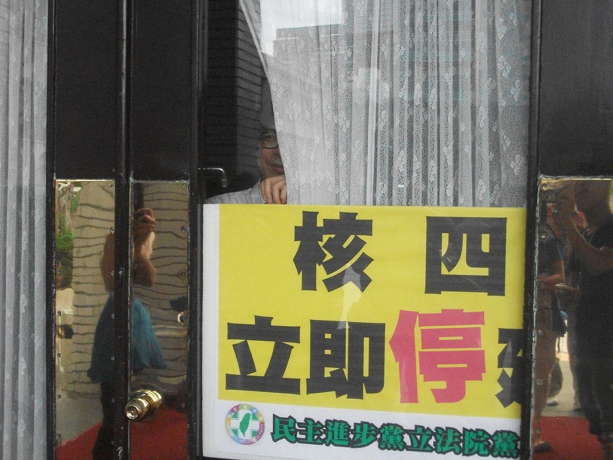為阻止國民黨以多數優勢將核四公投案三讀通過，民進黨立委在今日下午5點左右，紛紛進駐立法院議場占領主席台，並計畫夜宿立法院。圖：涂鉅旻/攝