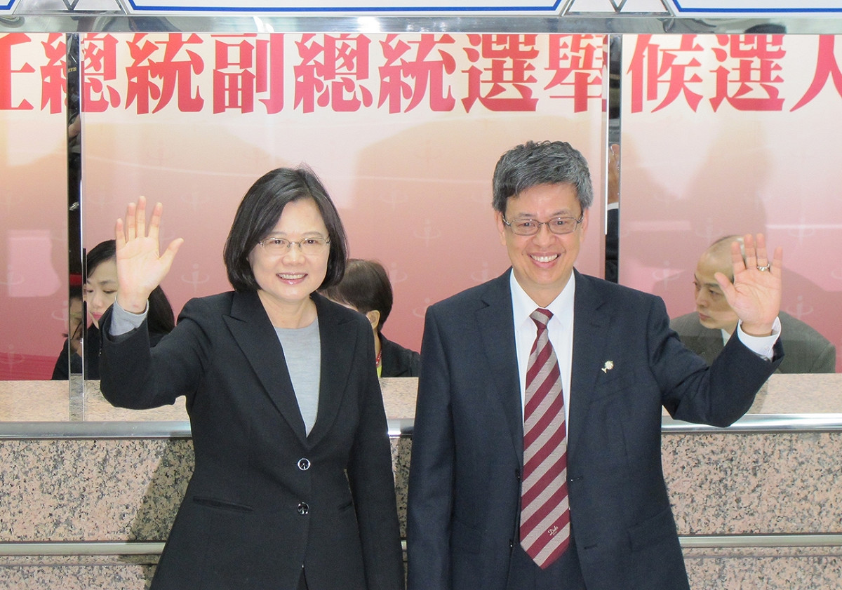 民進黨正副總統候選人蔡英文（左）、陳建仁27日在中選會登記參選。圖：林朝億/攝
