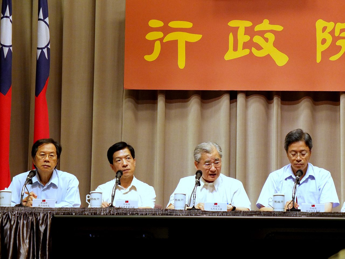 行政院長毛治國2日表示，針對八仙塵爆案，規劃將來要成立基金會進行長期照護，「救人第一，不計代價」。圖：翁嫆琄/攝