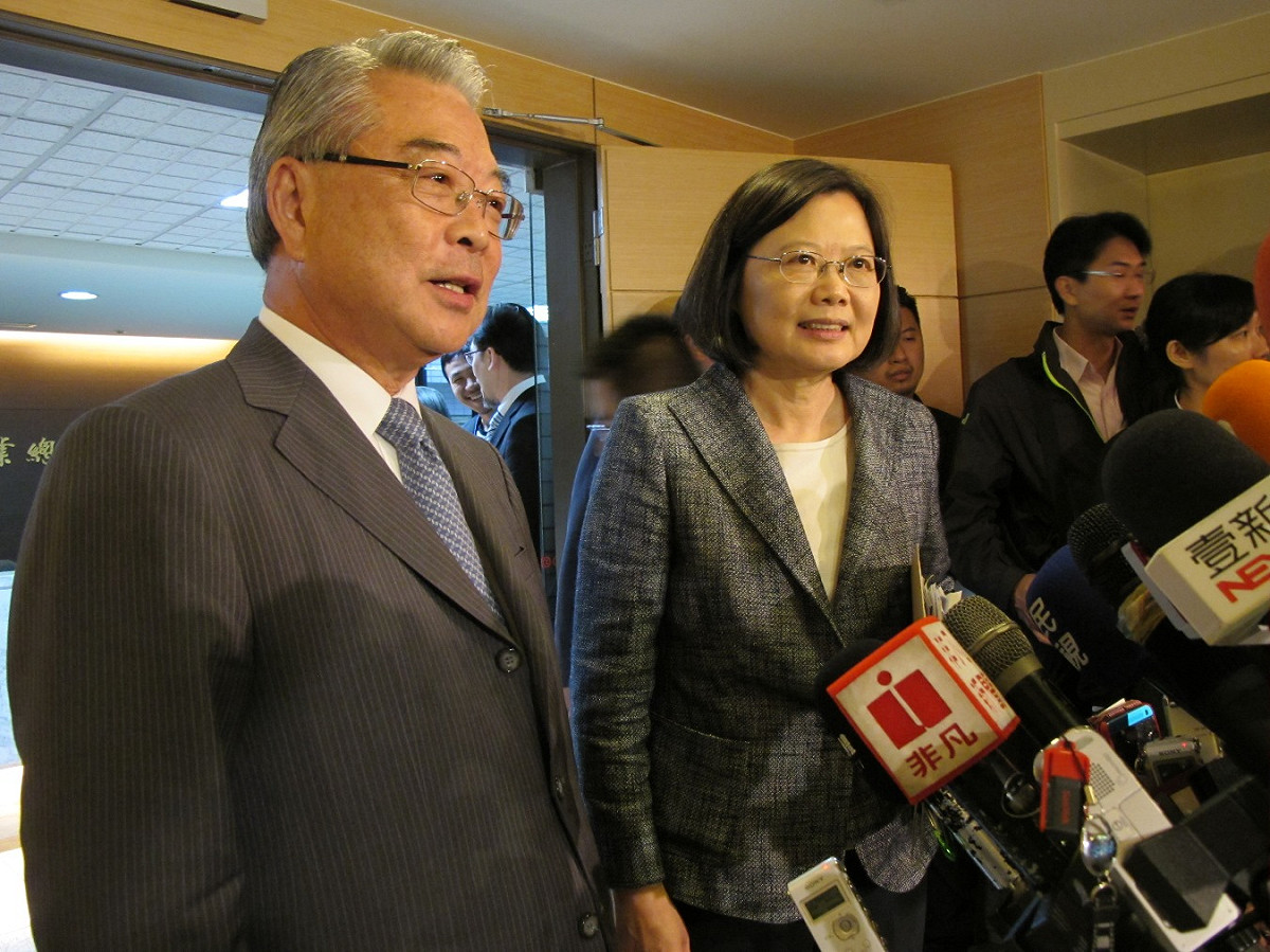 民進黨主席蔡英文5日拜會工總後，由理事長許勝雄陪同受訪。圖：林朝億/攝