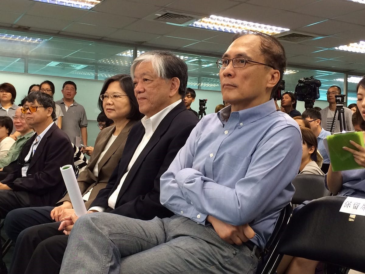 民進黨總統參選人蔡英文15日發表食安政策，義美公司總經理高志明陪同出席。圖：符芳碩/攝