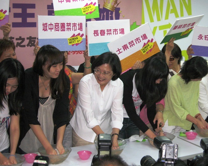 民進黨總統參選人蔡英文25日與婆婆媽媽們共同揉捻愛玉，象徵凝結、團結同心。圖：林朝億/攝影