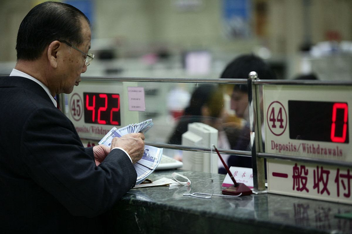 根據104人力銀行對企業進行的調查，今年上班族平均可領到1.07個月，你領到的年終獎金是高於這個數字，還是低於平均值？