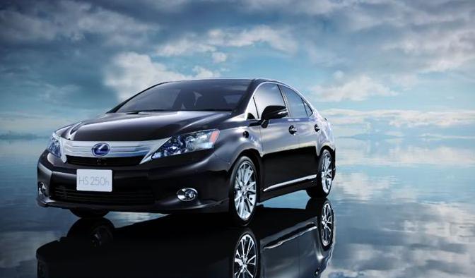 Lexus HS250h（見圖）、Sai和新型Prius油電複合動力車使用相同的防鎖死煞車系統（ABS），在易滑地區低速行駛中啟動ABS時，會造成瞬間煞不住的現象，豐田將為顧客修改軟體。圖片來源：Toyota網站
