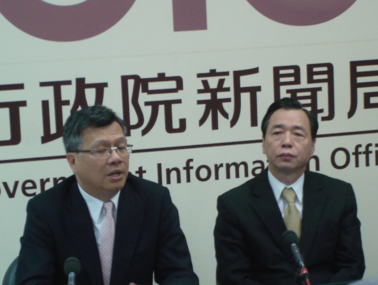 財政部長李述德(右)今（29）日下午親自召開記者會指出，由於房屋稅屬於全國一致的稅，「好的政策要在好的時機執行」，否則會天下大亂，不過當現場記者詢問：「何時是好的時機？」李述德卻說：「我能說出時間嗎？不可能嘛！」（照片：黃揚明攝）