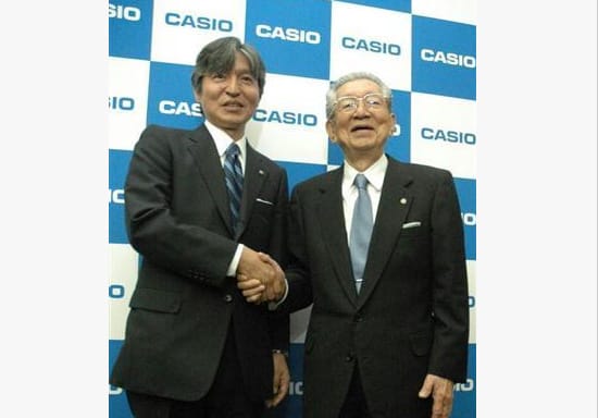 現任專務執行董事樫尾和宏（左）將接手父親樫尾和雄職務，6月26日年度股東大會後正式確定升任社長。圖：翻攝《產經新聞》