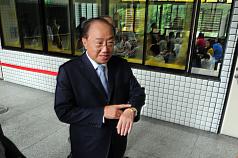 公務人員高普考5日起一連5天登場，考試院長關中（前）中午前往國家考場視察考生應考情形。圖：中央社。