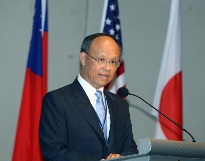 經濟部長鄧振中今(8)天前往美國華府訪問，由次這是11年來台灣經長首次訪美，傳出鄧將遊說美國政府與產業公協會，爭取加入TPP第2輪談判，並以開放美牛內臟作為條件。但前述說法遭經濟部否認。圖：中央社資料照片
