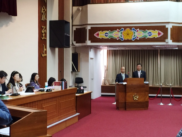 財政部長張盛和以及審計長林慶隆今(22)日赴立法院備詢，被問到苗栗縣的債務問題時，遭質疑中央單位是否疏於監督。圖：蔡紀眉/攝