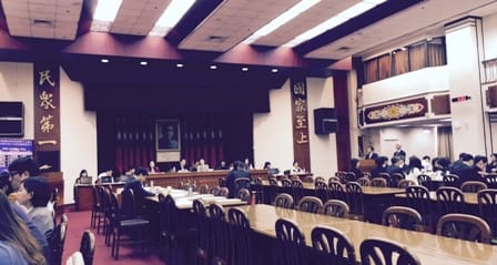 民進黨立委吳秉叡6日引述媒體報導表示，亞投行預計要投入10兆美元資金，但其中有高達8兆5,000億美元，要用在中國和印度所需的建設。圖：蔡紀眉/攝