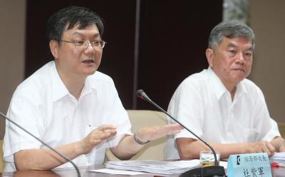 經濟部次長沈榮津(圖右)解釋，中經院是根據中韓兩國的關稅承諾，以及各產業的開放情形做評估，結果發現，中韓FTA短期對我國影響輕微，衝擊將在中長期後顯現。圖：中央社資料照片