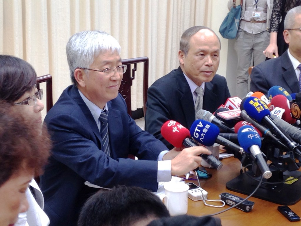 台北市副市長張金鶚今(22)日下午前往財政部拜會部長張盛和，針對目前房價高漲的情形進行討論。圖:劉奕霆/攝