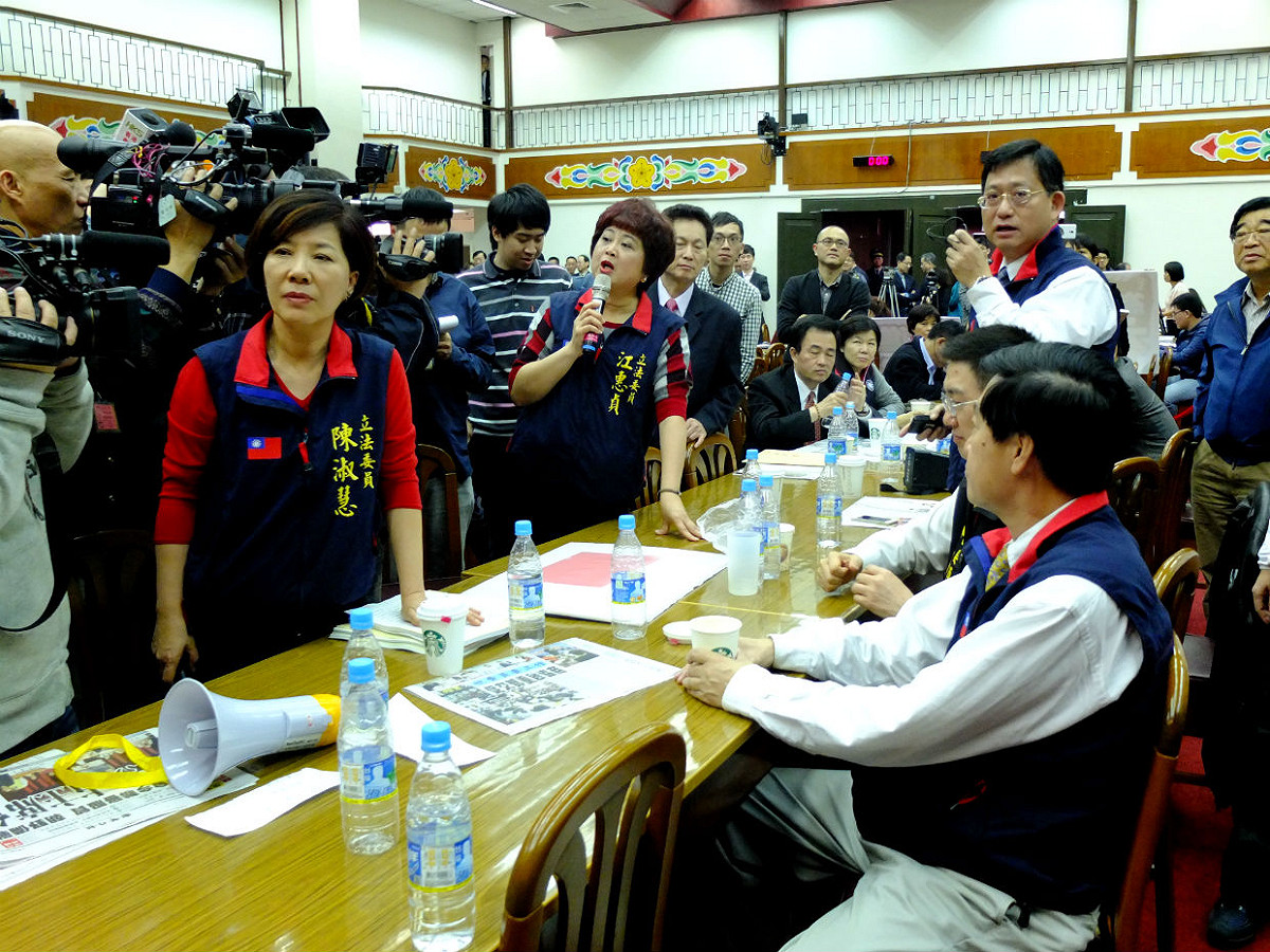 立法院從昨天起排案聯席審查服貿協議，卻因朝野立委頻頻衝突，直到今天中午都無法進入實質審查程序。但據最新的民心動態調查顯示，有44.5%的受訪民眾表示不支持政府和中國簽訂服貿協議。圖為立院衝突場景。圖：新頭殼資料庫